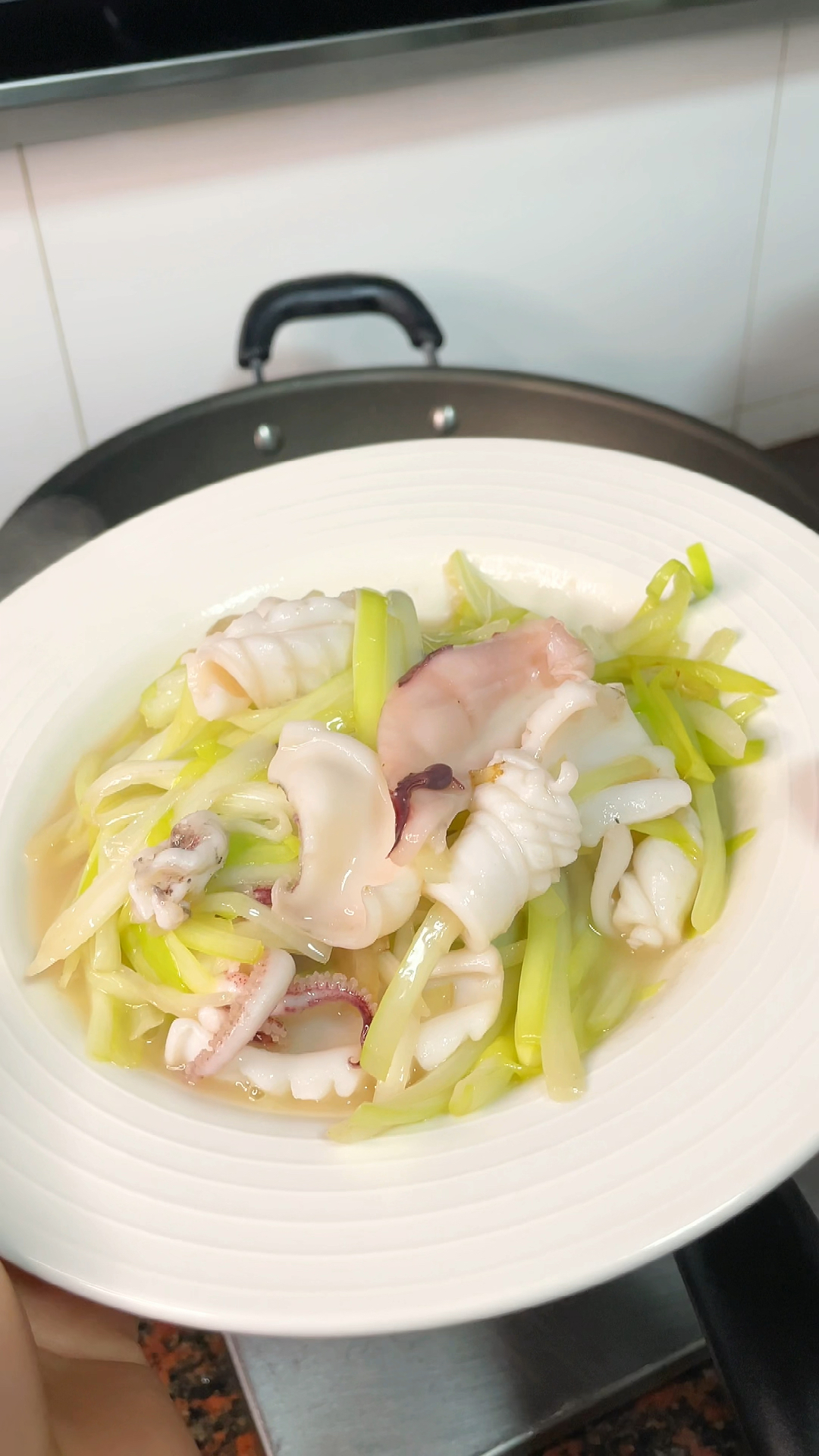 韭黄炒鱿鱼家常做法简单美味又好吃
