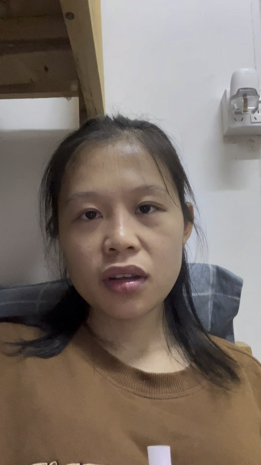 欣欣的老板娘今天请她喝一杯巨大杯的奶茶,还是很开心的