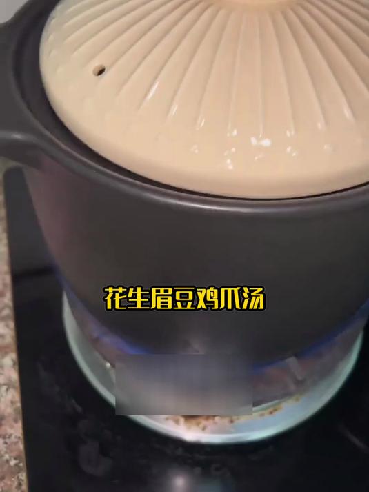 润肤养颜眉豆鸡爪汤:花生祛湿,喝出好气色不暗沉