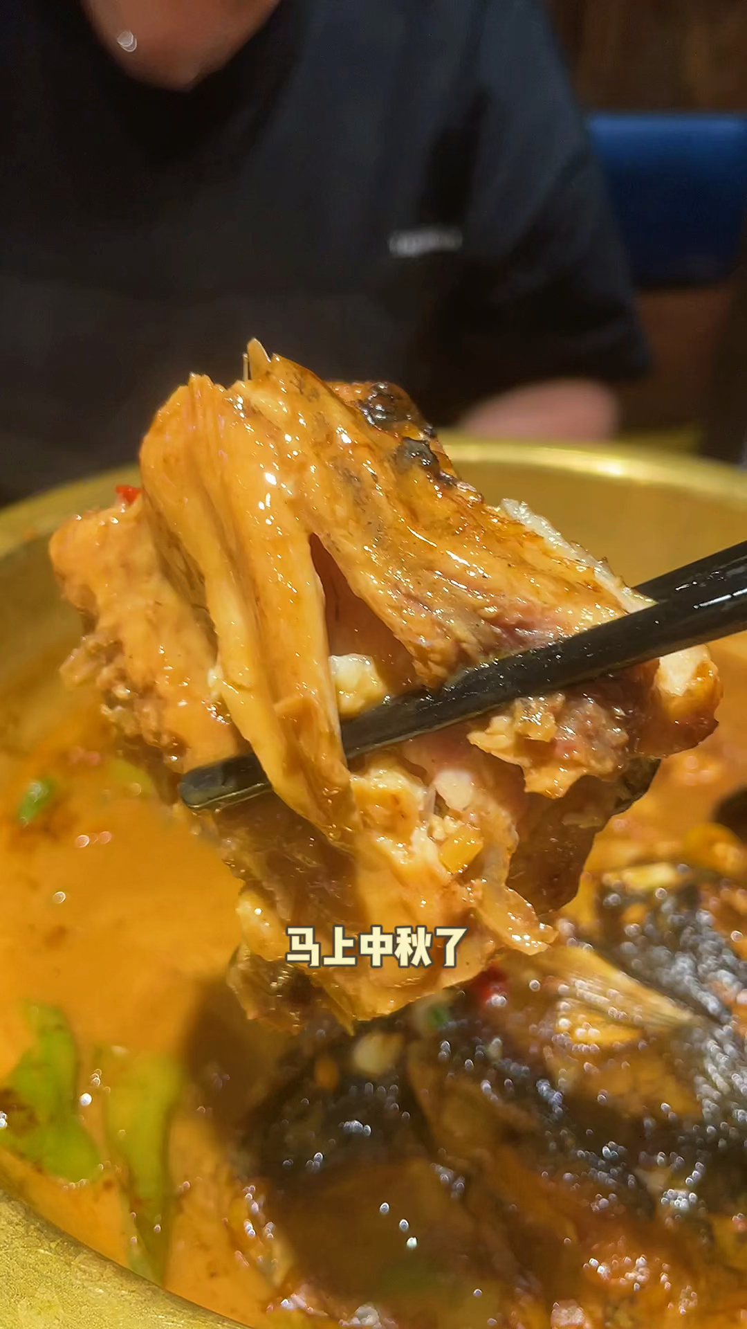 武汉后湖的一家鱼头泡饭,真是绝了!