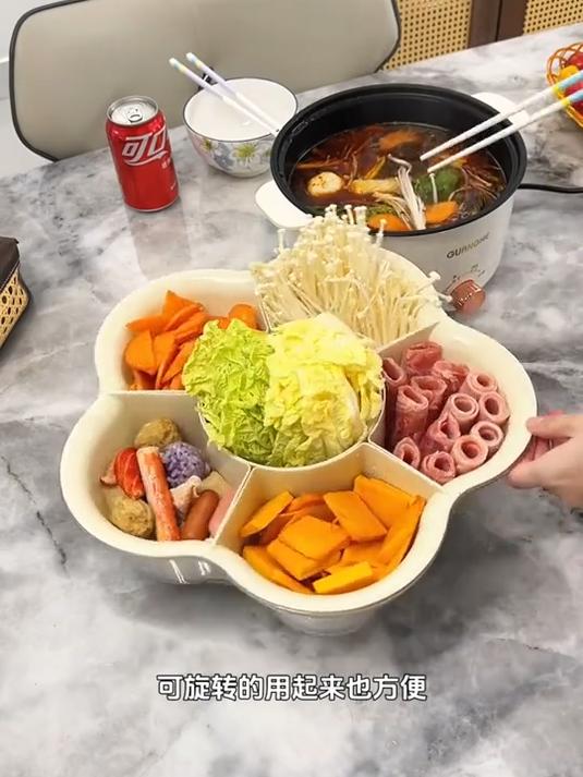 有了这个火锅旋转拼盘备菜盘，关键大大小小的盘子也给你省了！