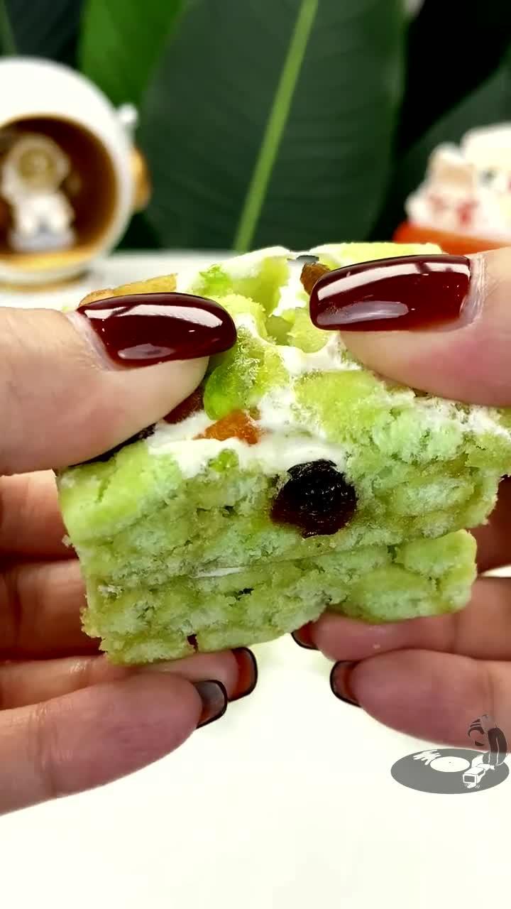 绿豆味的沙琪玛 还是第一次吃耶~ .