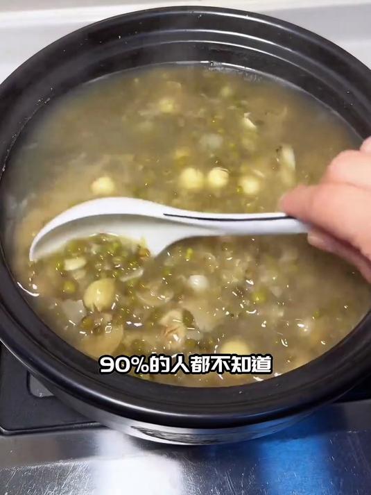 养生不费钱，莲子百合绿豆汤在家轻松做