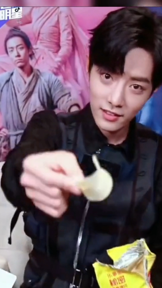 哈哈哈哈哈哈,肖战喂我吃薯片耶,太幸福了
