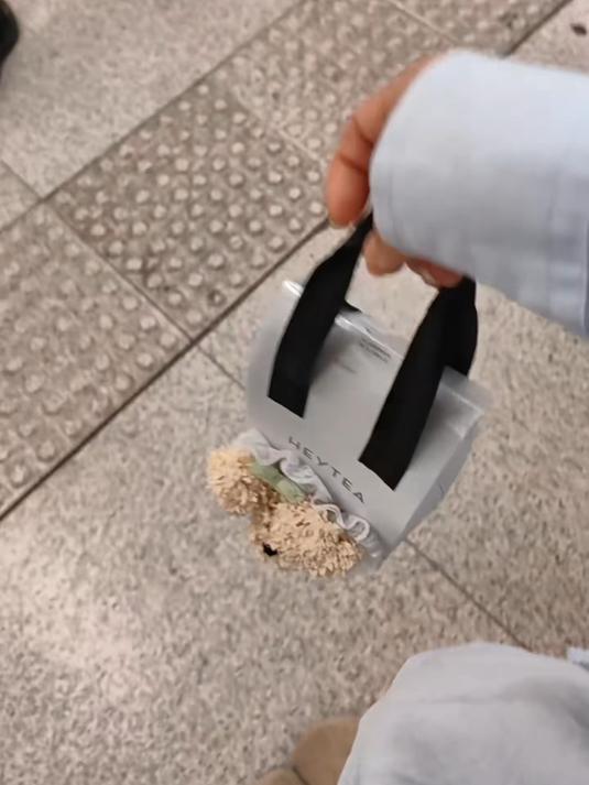第一杯奶茶喝了第一杯奶茶袋也别浪费一起改造成小狗奶茶袋吧！