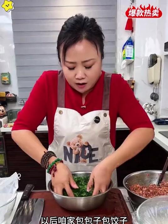 尼龙挤菜袋抽绳设计,菜馅往里一倒捏水就出来了,菜馅还非常干净