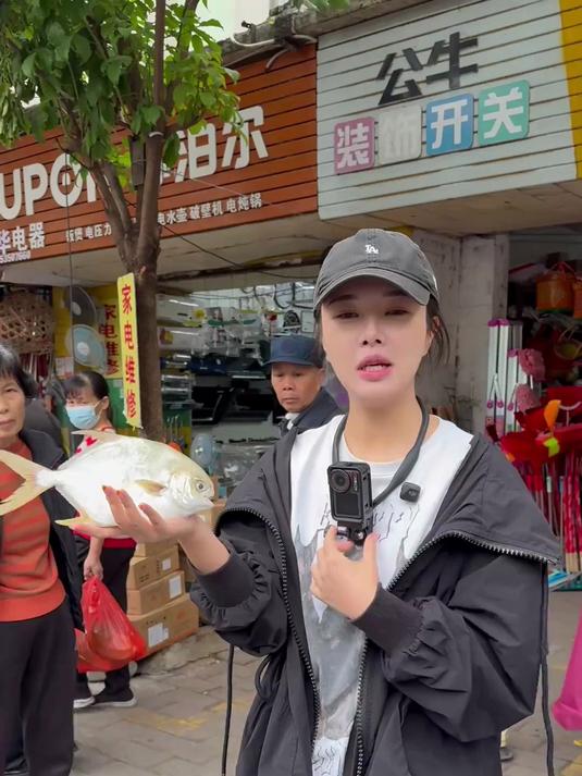 摆摊卖金鲳鱼,第一次来湛江摆摊。和大妈讲价还挺好玩的
