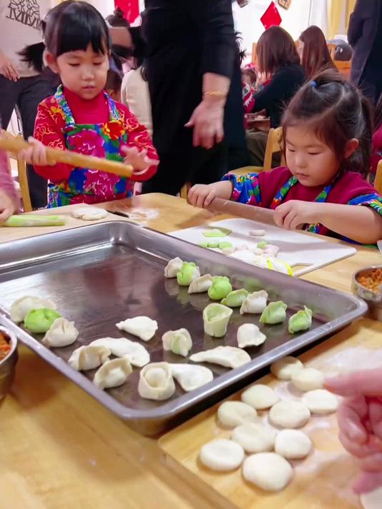 今天去哎呀幼儿园包饺子,我妈把视频发到家庭群里