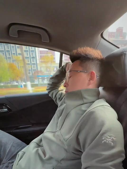 东北银教你怎么吃虾爬子 回老丈人家吃个饭,饭挺好,媳妇不咋的