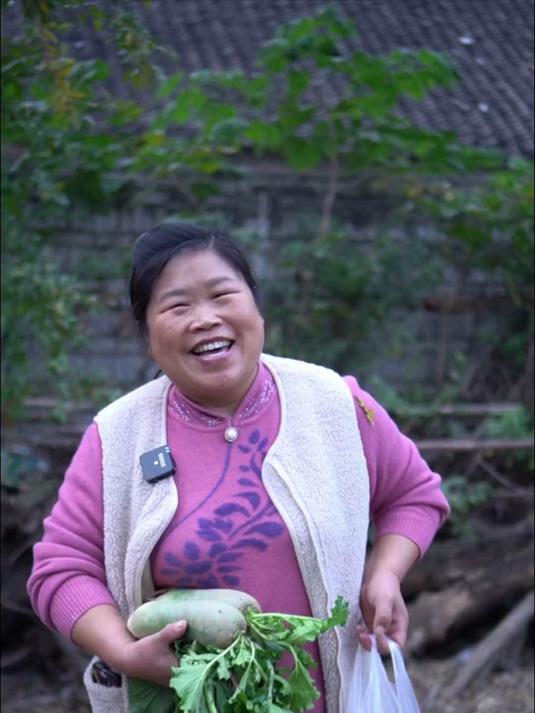 今天腌了点萝卜菜，又蒸了一锅大馍，奶奶都说好#踢开世界的门#