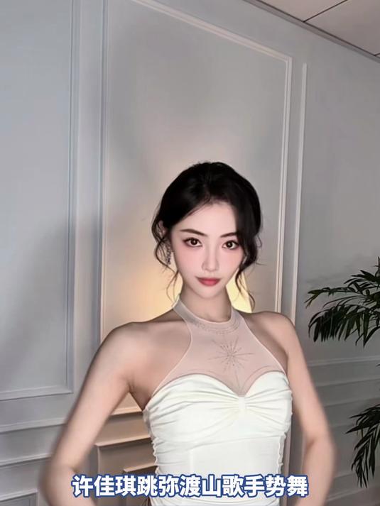 许佳琪跳弥渡山歌手势舞,手臂线条太优越了,网友:Kiki的肌肉很曼妙#撞响2026新春时刻
