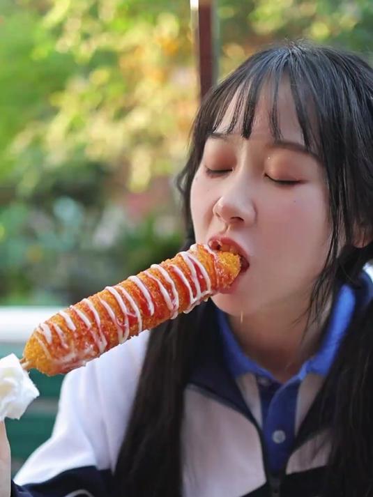哇塞!搪瓷姐姐做了一个超长拉丝的“芝士热狗棒”,你们想吃吗