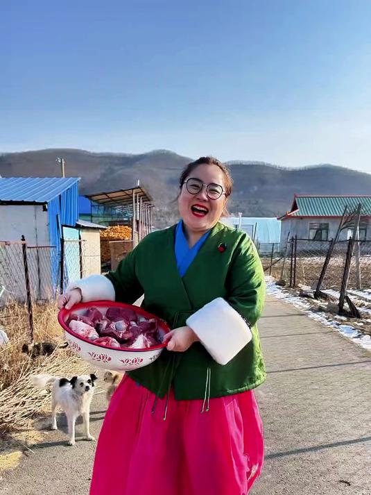 东北猫冬就爱吃点炖菜，整个辣自菜炖大骨棒