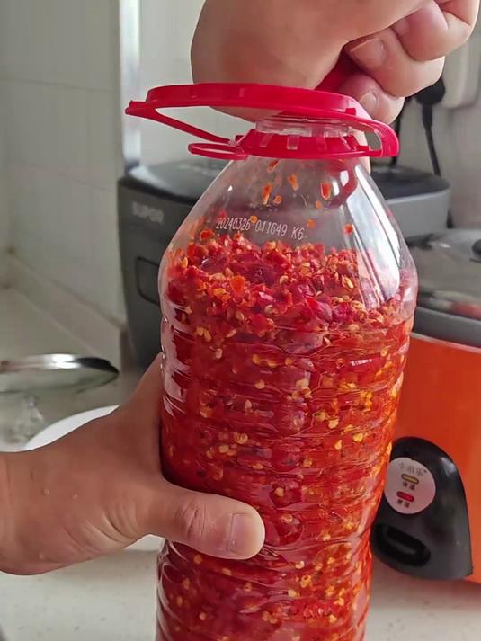 纯手工制作的辣椒酱,塑料瓶容易回爆,一定不要对着脸