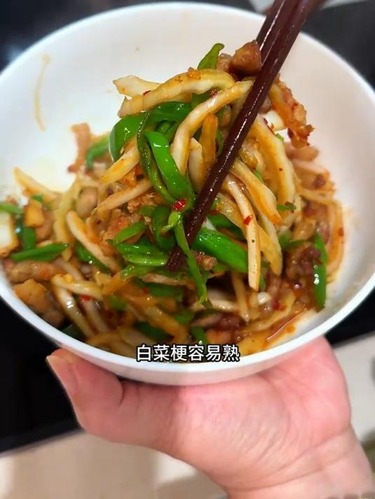 简简单单的白菜梗炒五花肉,一上桌就被抢着吃
