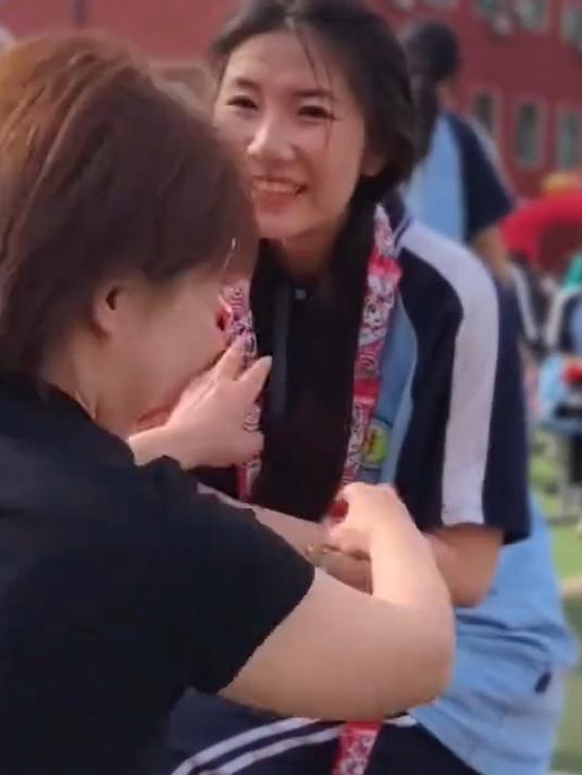 妈妈给女儿准备,十八岁成人礼礼物,网友:妈妈真的好用心