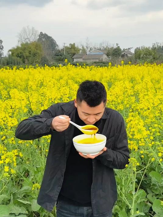 我们农村都吃这种自榨的纯菜籽油它比普通的油香太多了
