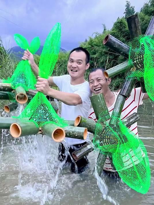 为了抓这50一只的淡水龙虾，我们制作八爪笼，兴奋的潜入水底放笼