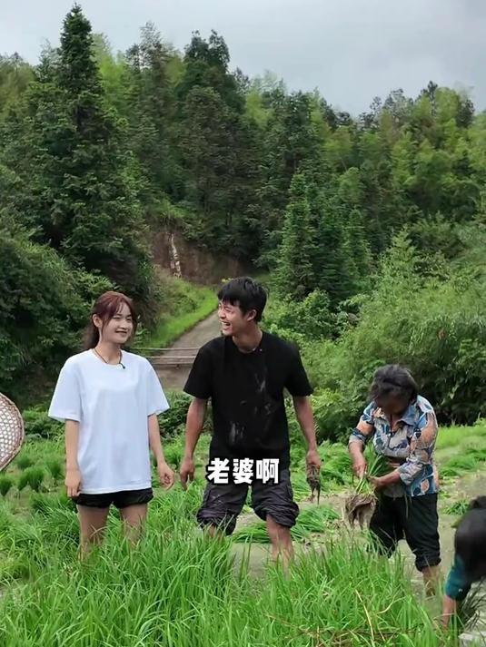 最近我们米粉原材料大米在插秧了,周哥这两天也在乡下帮忙