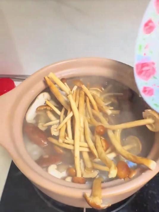 喝汤也能增强记忆?茶树菇排骨汤的脑力支持