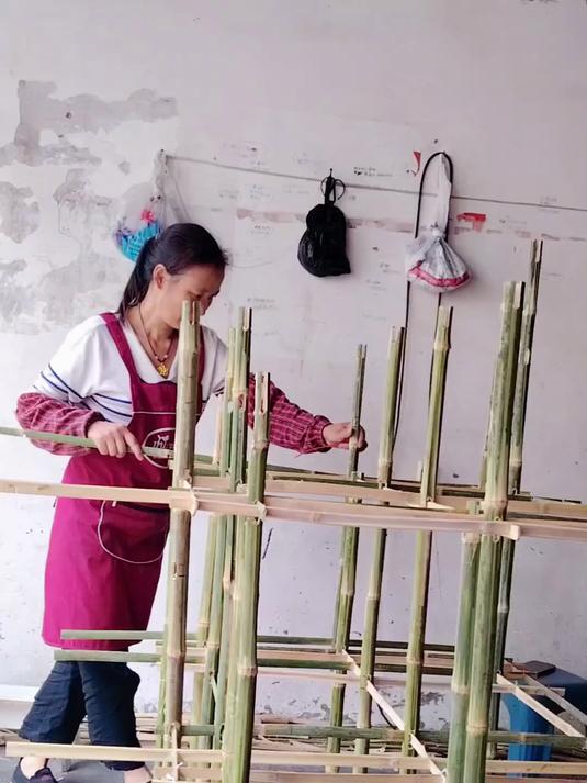 传统老手艺用竹子搭架子,能看出来是做什么的,都是老师傅