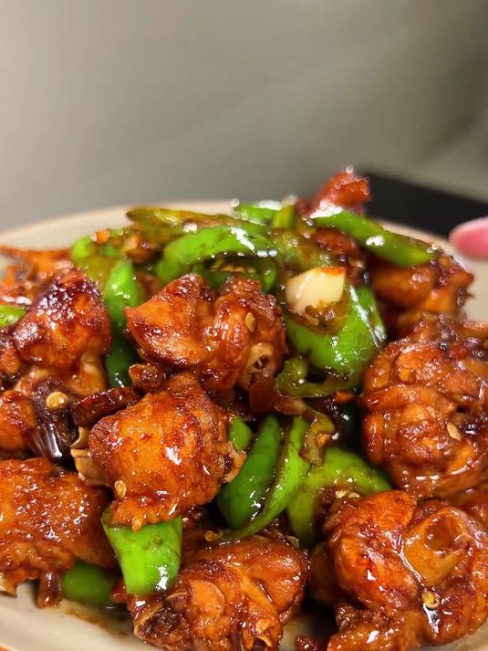 青椒炒鸡翅,简单又好吃