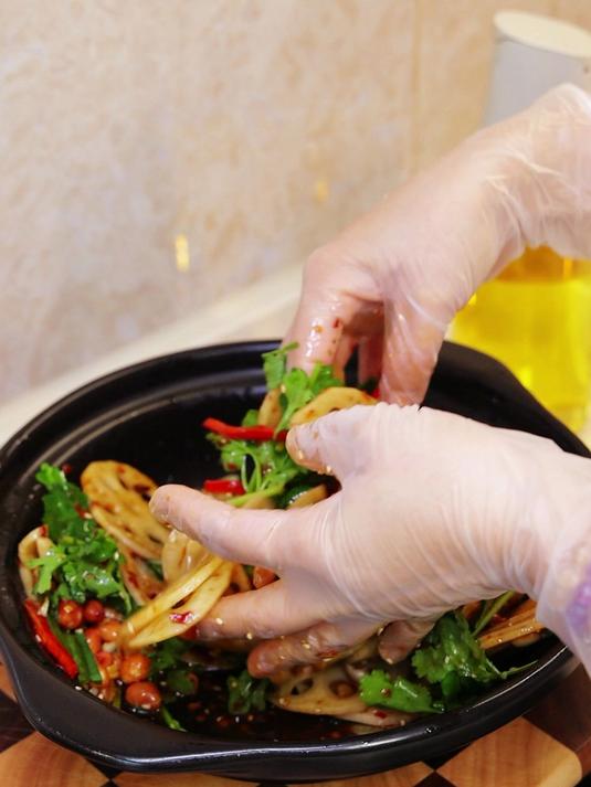 越吃越过瘾的凉拌藕片,脆爽开胃,最适合秋天吃的一道凉拌菜!