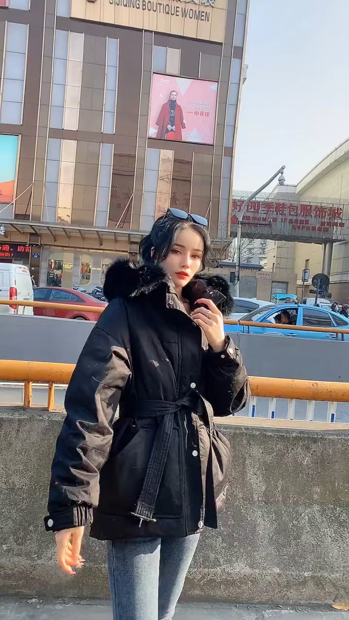 冬季身材娇小的女生,可以选择这种长度的羽绒服,再搭配蓝色修身牛仔裤,瞬间1米8