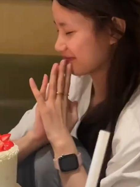 女生对着生日蛋糕闭眼许愿,朋友上手一敲,才发现是海底捞的老演员#宝藏城市漫游记#