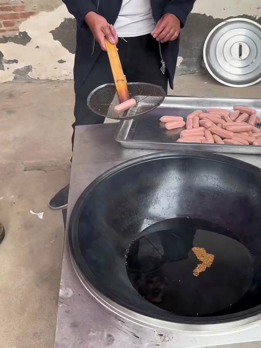 今天峰哥又放大招了，油炸香肠这次非常标准没翻车。记录真实生？