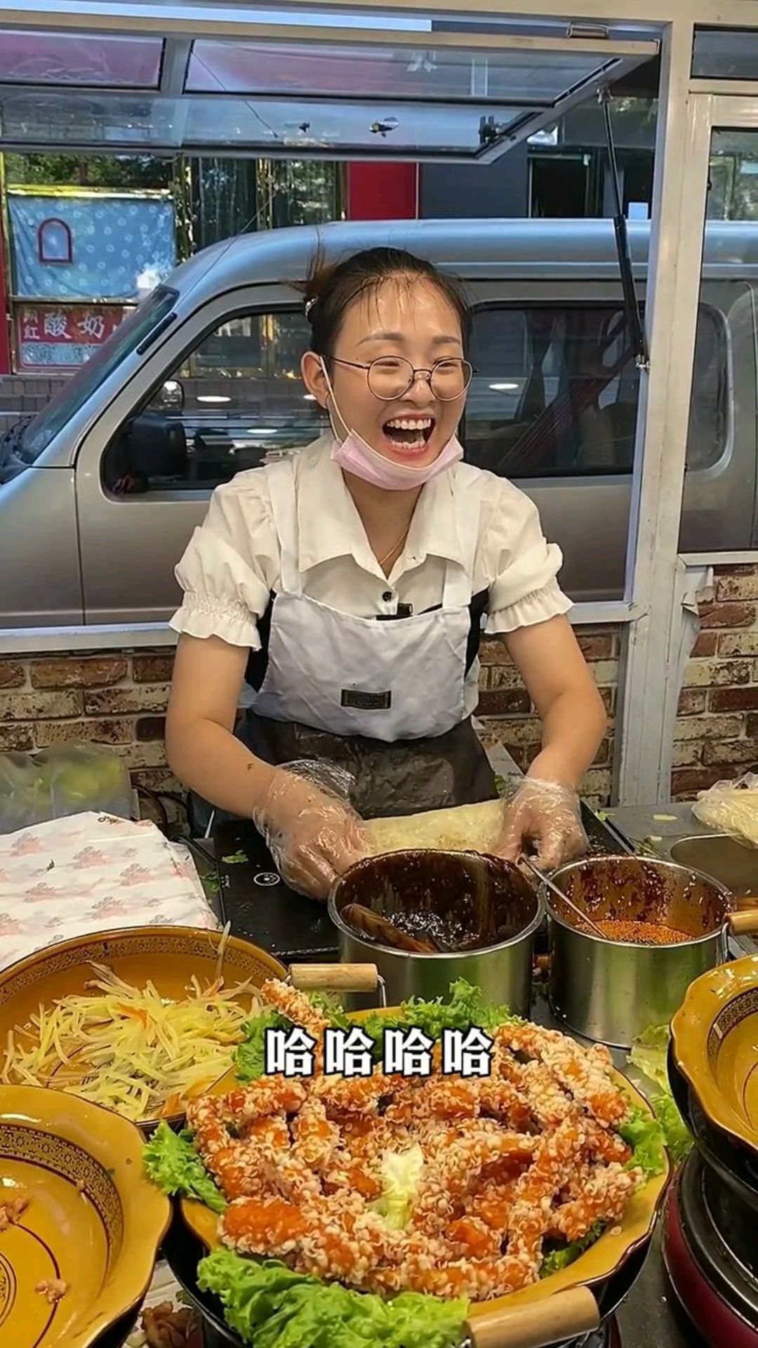 90后小姐姐摆摊6年卖卤肉卷饼,一天卖200多份