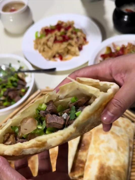 不是驴肉火烧吃不起,而是牛肉火烧更有性价比,外皮焦酥,夹上多