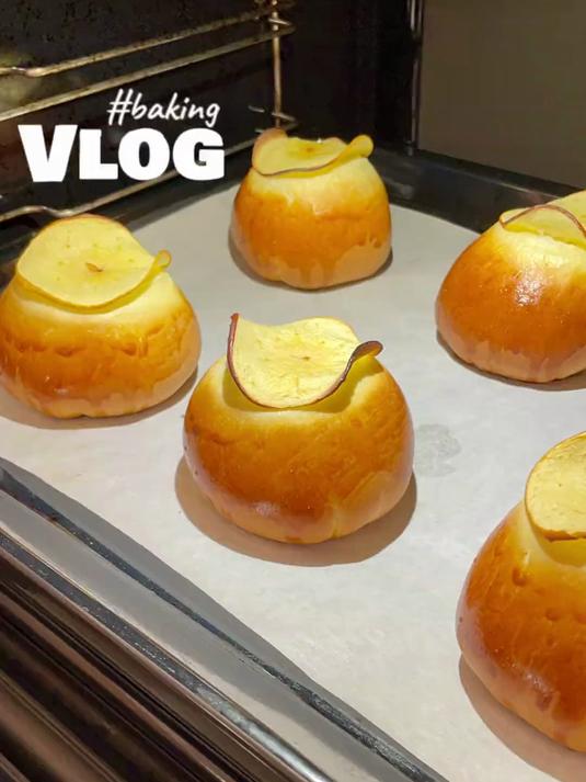 烘焙日记｜谁还没有试过香香软软的焦糖苹果面包我真的会伤心