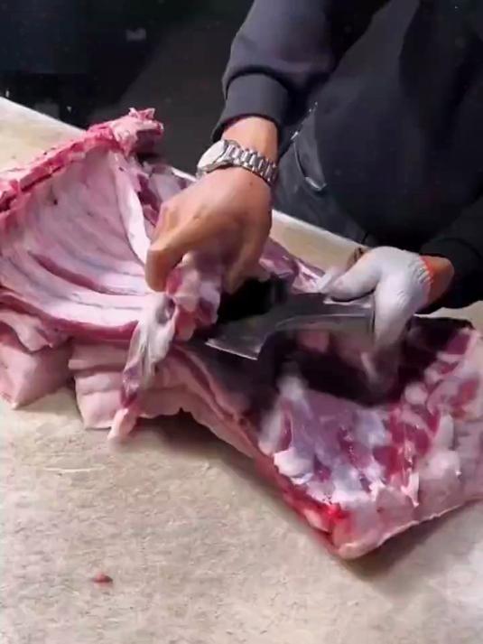 来看看解刨山猪肉,非常的解压