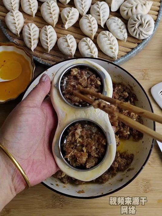 绝对“工业化”的包饺子,原来这么多模具真的派上用场