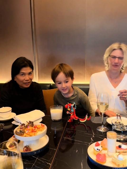 妈妈生日,挪威公公婆婆请妈妈喝下午茶,一家人太开心了!