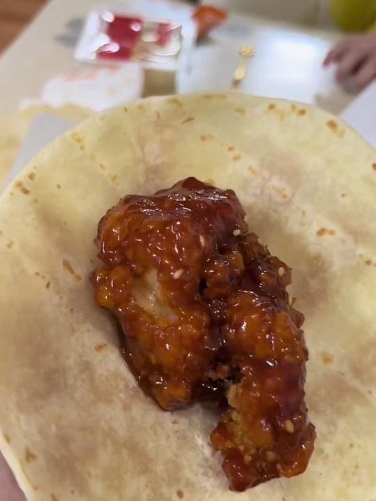 韩国炸鸡内卷严重,每周都会上新口味,今天变身鸡肉卷。