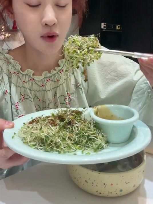 今天吃芽苗菜沙拉,菌菇老鸭汤米粉,简单健康美味#春日食味记#