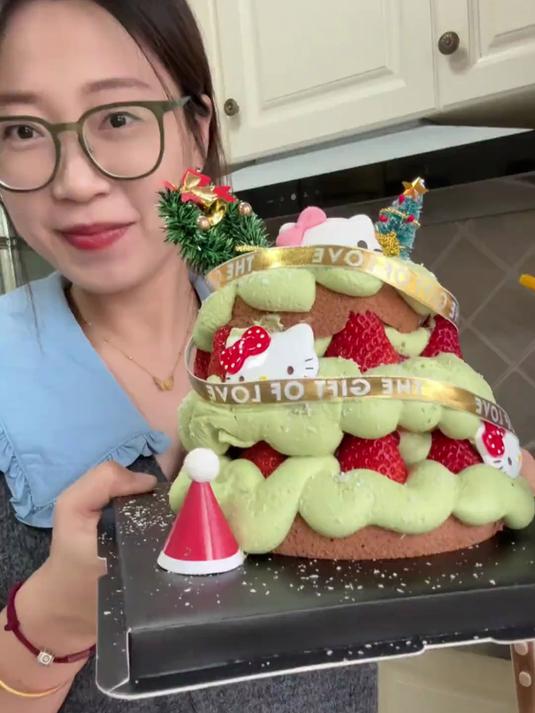 超可爱的kitty圣诞树蛋糕，宅家的时刻也可以如此轻松快乐