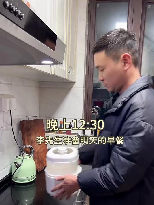 一顿简单的早餐两个人完成,爸爸上半场,妈妈下半场,太冷了