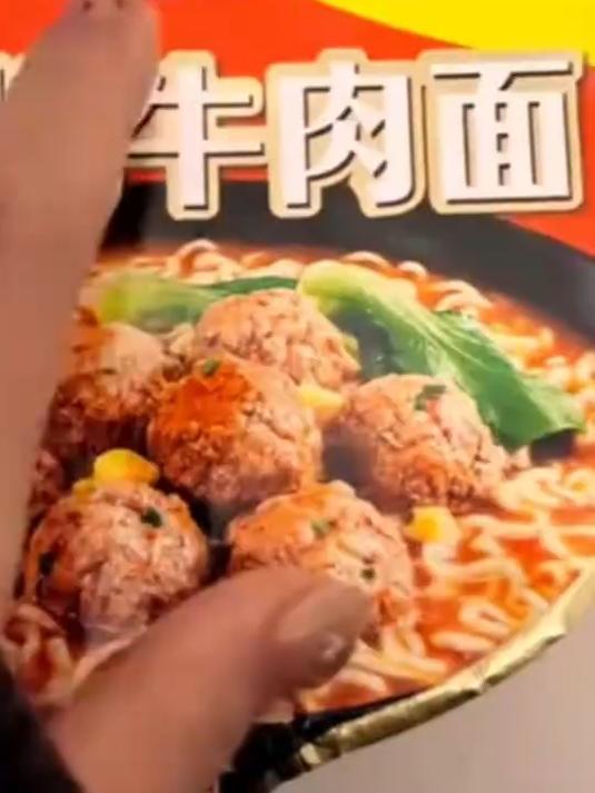 安徽女子吐槽方便面，大大大肉丸货不对板，客服回应仅宣传用语