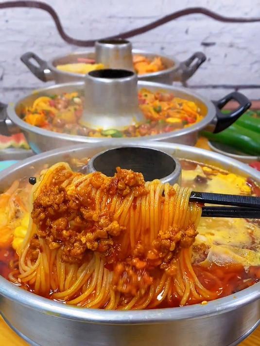 市井小火锅,七种口味、菜品丰富,能涮菜、能嗦粉、还能下酒