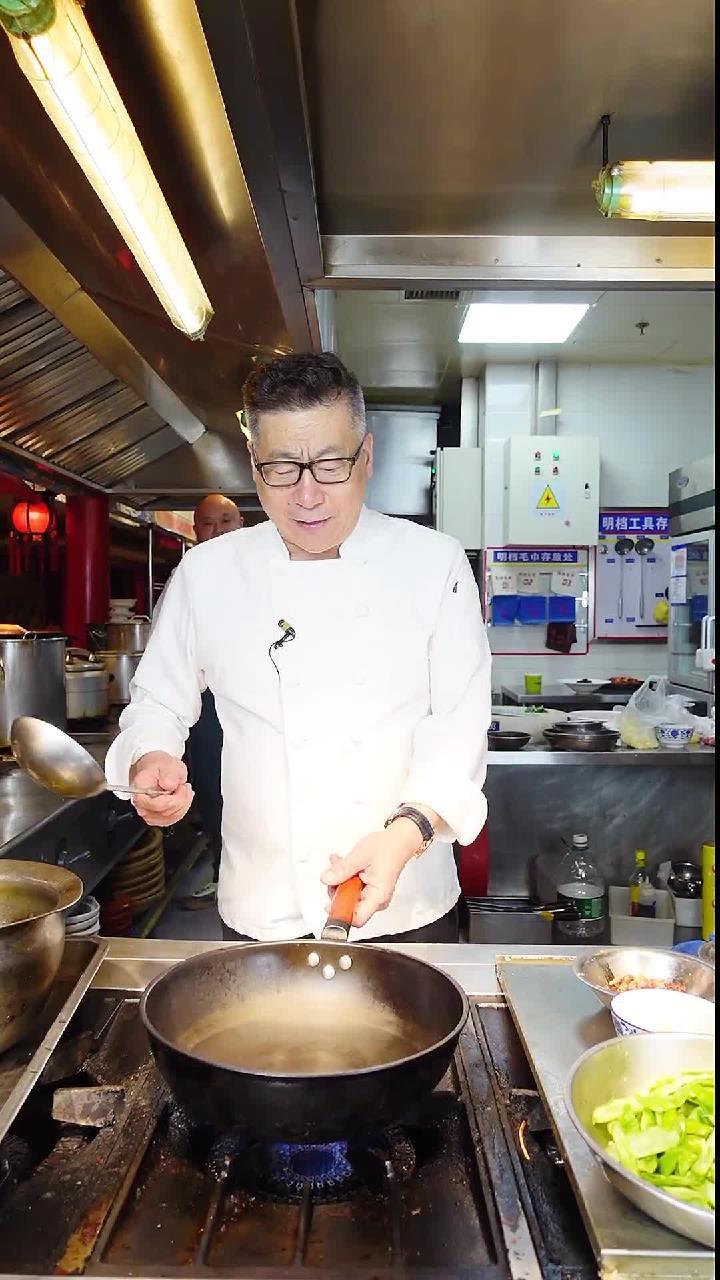 老厨子石万荣和小厨子刘辉做超好吃的湖南小炒肉