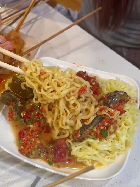 一口入魂的脏摊儿麻辣串,人间不值得,但麻辣烫值得