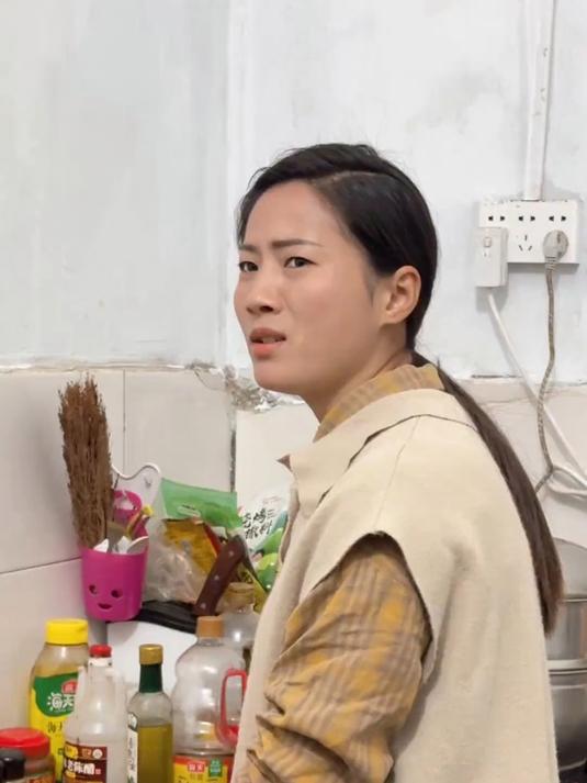 我觉得两口子间最真实的感情就是嘴上相互嫌弃,心里却不离不弃!