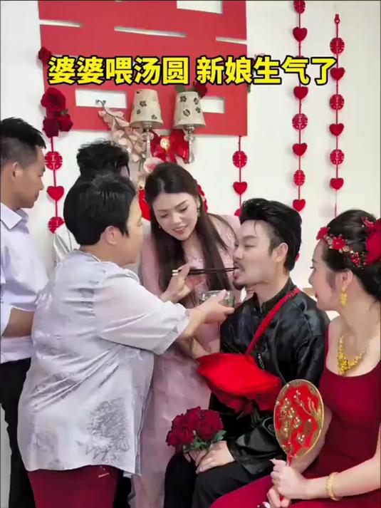 在新婚当天婆婆为夫妻两人吃汤圆，新娘却生气了，这到底是婆婆不 (1)
