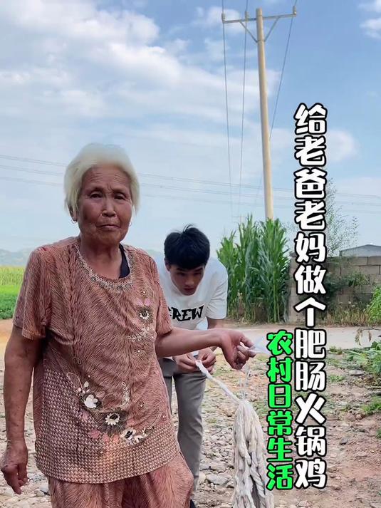 今天给老爸老妈做个肥肠火锅鸡,真的是太香了!