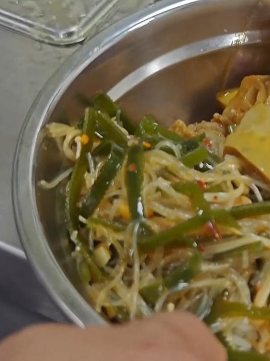 网友分享厂里的午餐,有肉有菜还有汤 种类丰富美味可口
