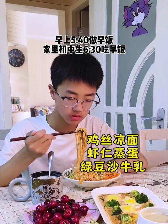 天气热,早餐给初中生做了鸡丝凉面搭配绿豆沙牛乳,吃的饱饱的