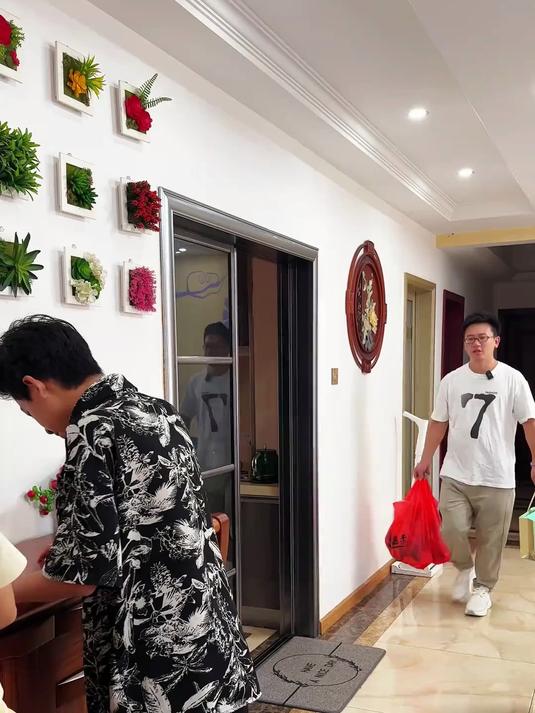 今天回家给老妈补生日，乐乐岩怡给奶奶做了个大蛋糕
